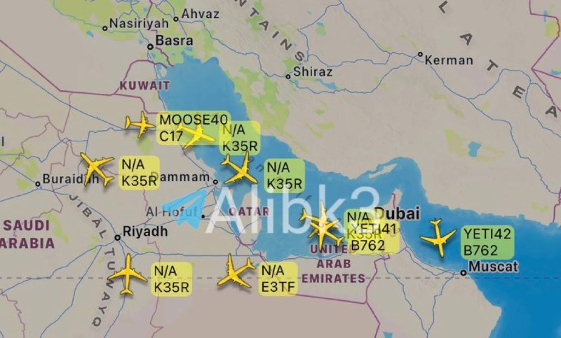 🚫🇺🇸✈️ Sieben Betankungsflugzeuge und ein amerikanisches Frühwarnflugzeug vom Typ E-3B fliegen in der Nähe der iranischen Küste.